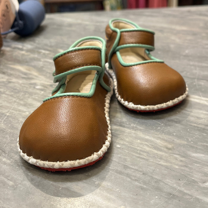 Piped crown shoe