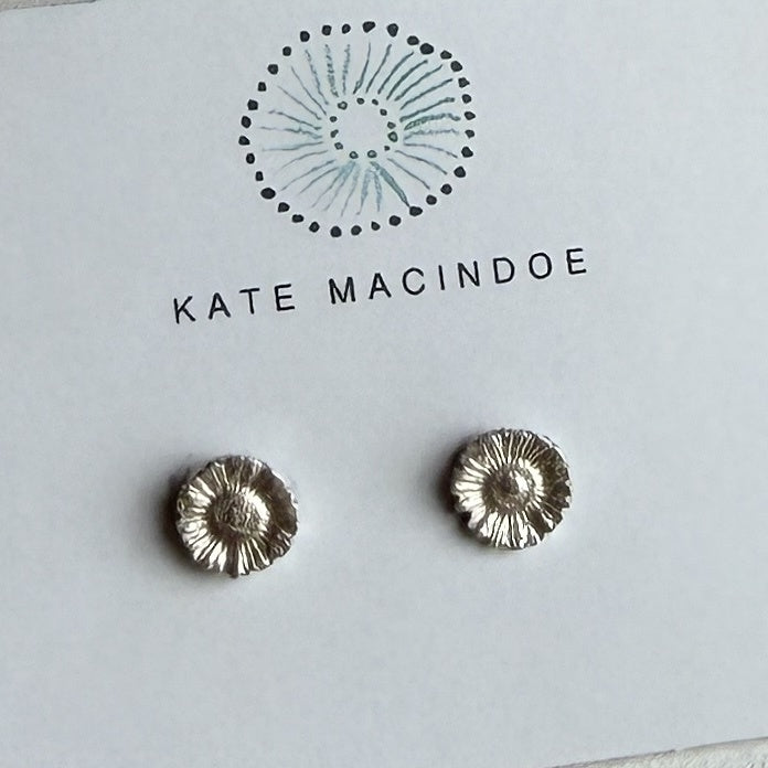 Silver petite daisy studs