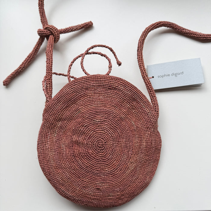 Round rose wood coloured crocheted cross body bag | 20 cm
