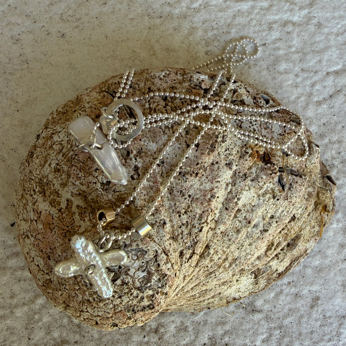 Kiss Kiss pearl charm necklace