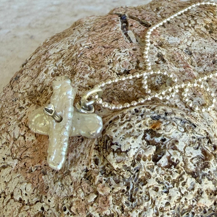 Kiss Kiss pearl charm necklace