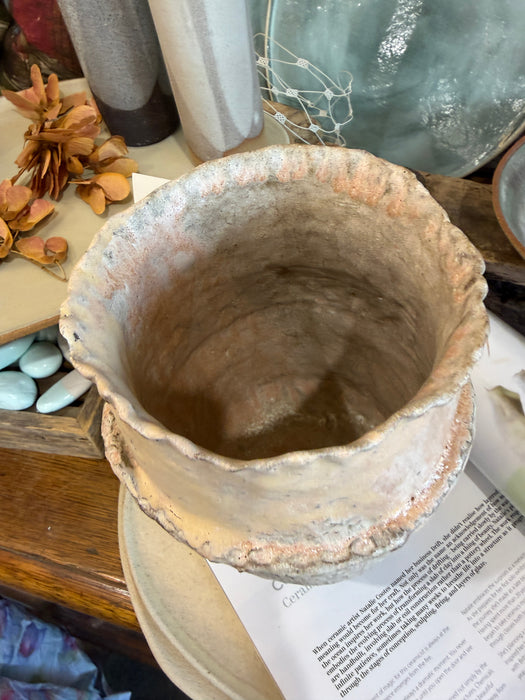Frilled neck vessel