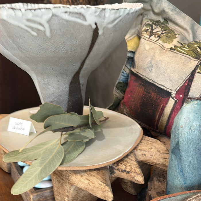 Frilled neck vase form (lge)