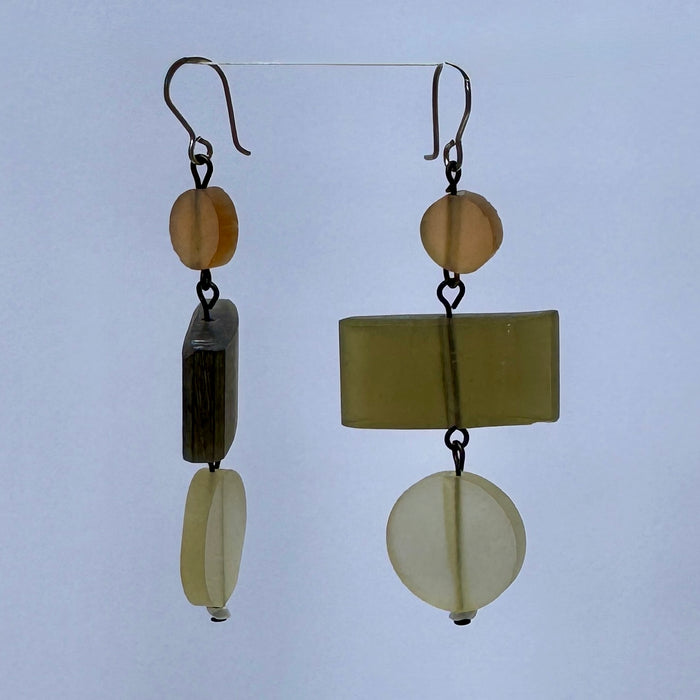Sol y Mar dot dash dot resin earrings