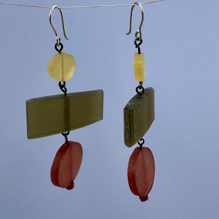 Sol y Mar dot dash dot resin earrings