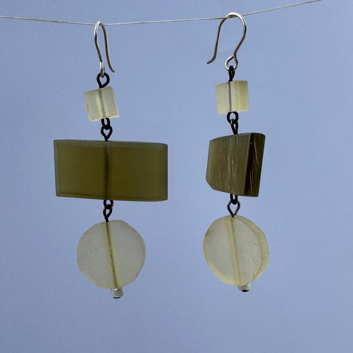 Sol y Mar dot dash dot resin earrings