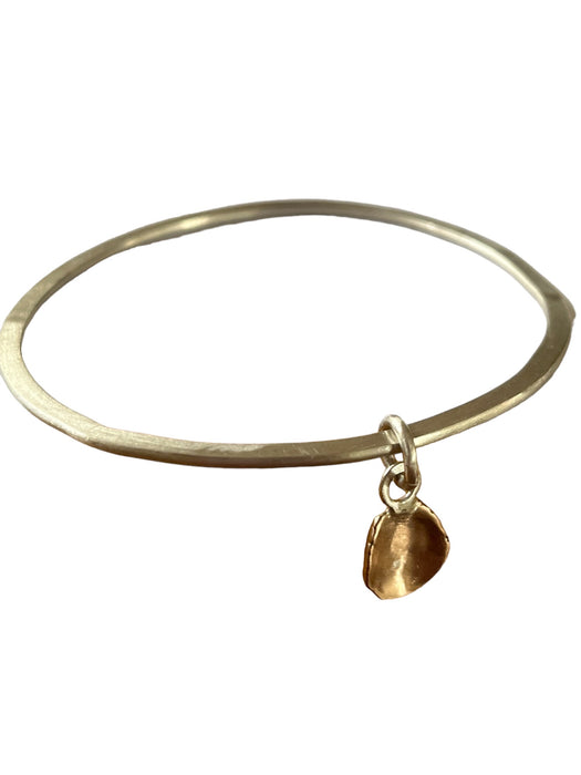 Silver bangle with rose gold keshi charm