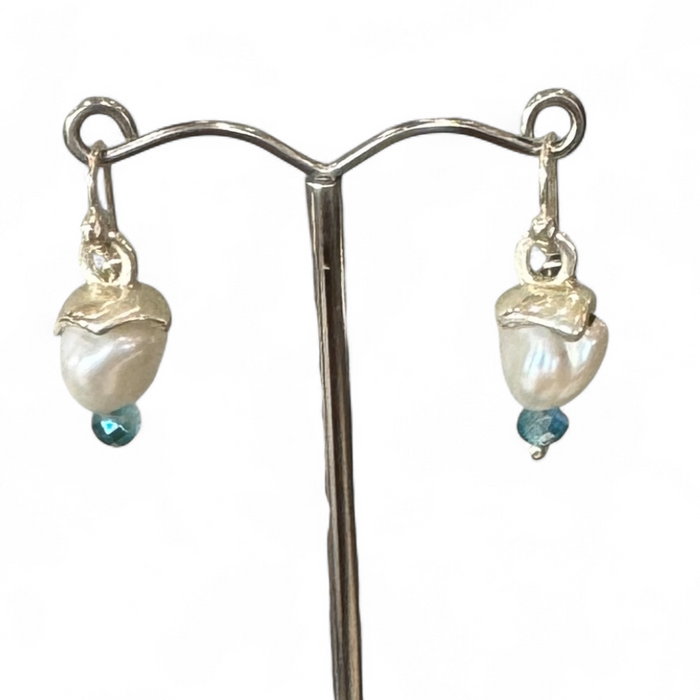 Pearl 'cream puff' earring with coloured stone