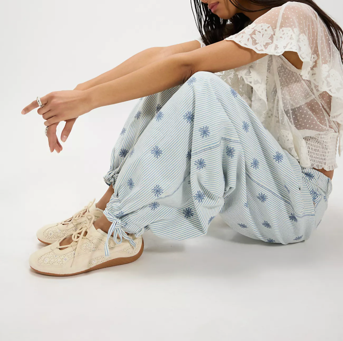 Lotus embroidered railroad balloon jeans