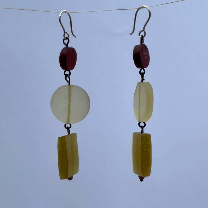 Candy Spender Jewels Sol y Mar resin earrings in garnet, clear and moss