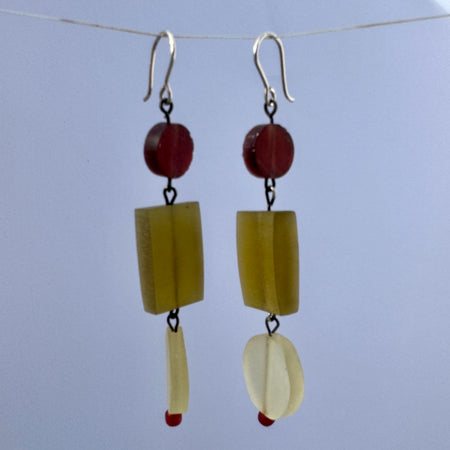 Candy Spender Jewels Sol y Mar resin earrings in garnet, moss and clear