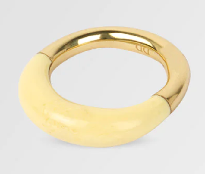 Dinosaur Designs Horn ring in lemon, pale yellow resin with gold-plated band