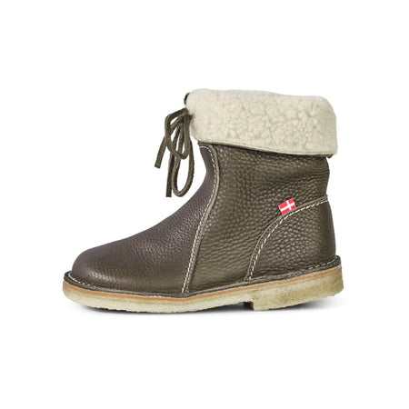 Duckfeet Arhus shearling lined leather ankle boot in olive, side view with fold-down sheepskin cuff and crepe sole
