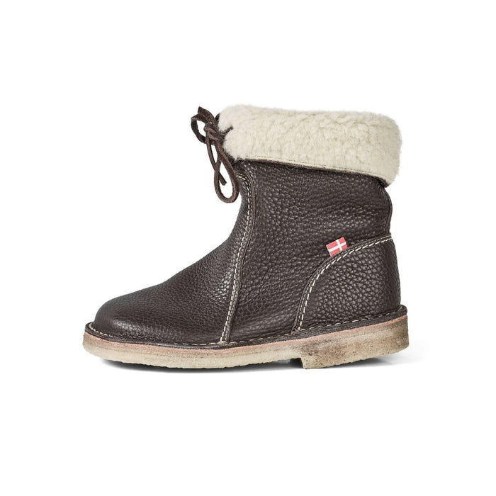 Duckfeet Arhus shearling lined leather ankle boot in stone grey, side view with fold-down sheepskin cuff and crepe sole