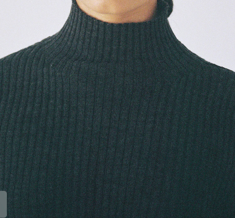 Francie Essence fine ribbed merino turtleneck, close-up of the rib knit in deep green