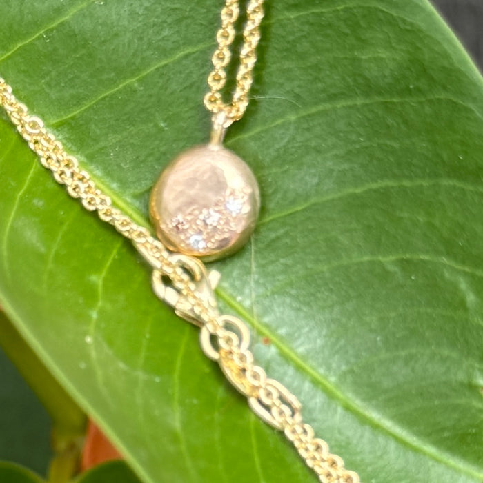 Katheryn Leopoldseder glimmer pendant in 9ct gold, alternate view