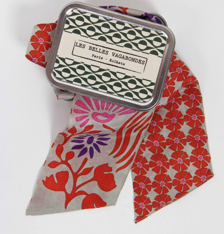 Les Belles Vagabondes Peony silk bandeau, red floral print, with its gift tin