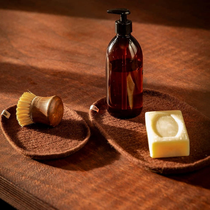 Muskhane Plato felt trays in mahogany holding a soap bottle, soap bar and brush