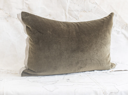 Swarm Medici velvet cushion in khaki