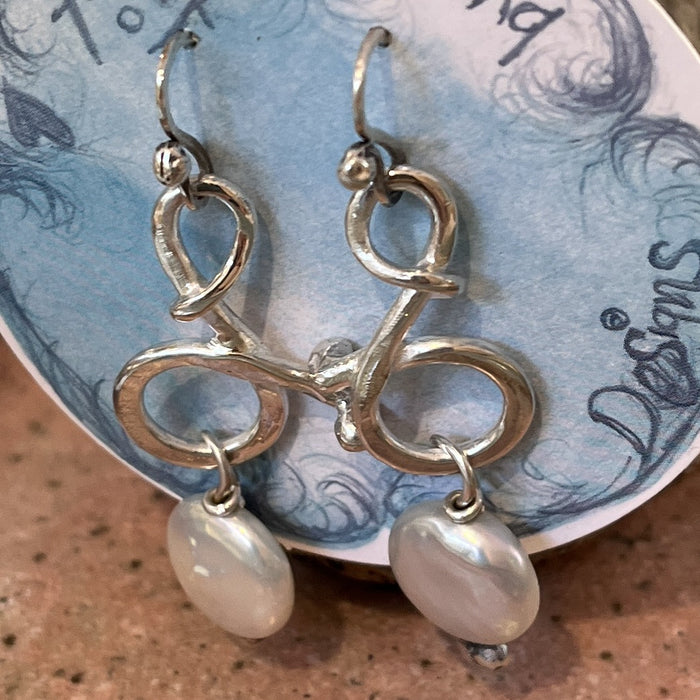 Pearl musical note doodad earring