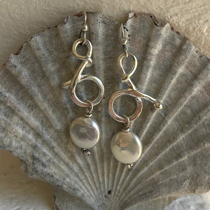 Pearl musical note doodad earring