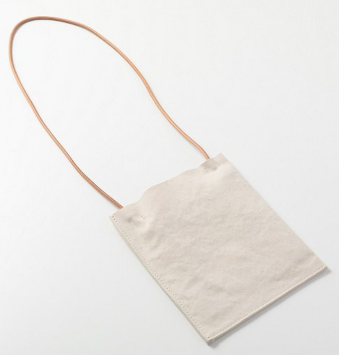 Amiacalva canvas pochette in white