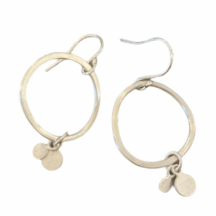 Maria \ Silver round hoop earrings with tiny pebble charms