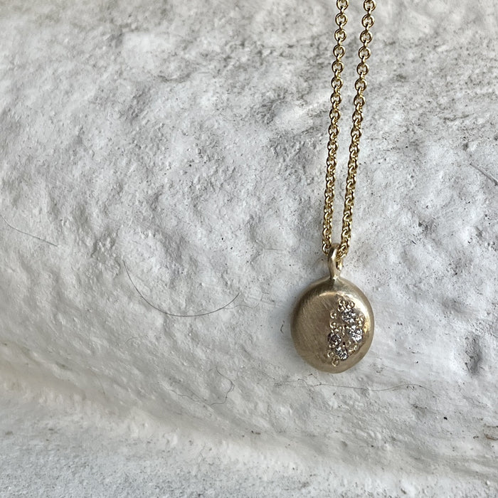 Katheryn Leopoldseder glimmer pendant in 9ct gold, alternate view